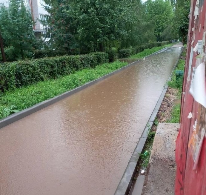 В Вятских Полянах на тротуар, по которому можно ходить лишь в сухую погоду, потратили 2 миллиона