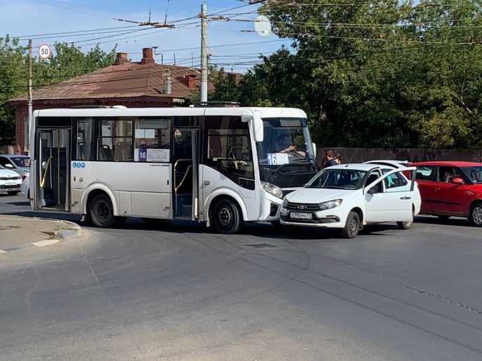 На Советской 16-й автобус врезался в легковушку