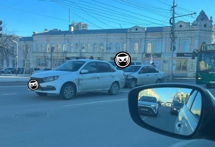 Жесткая тройная авария в центре Пензы: движение осложнено