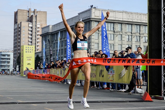 Чемпионка России Анна Викулова пятый год подряд побеждает на полумарафоне Раевича