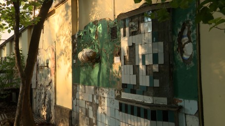 «Сохрани мою тень»: В фонтанном доме попрощались со стеной Бродского
