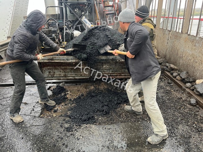 На Старом мосту в Астрахани заделали яму, ставшую причиной гигантских пробок