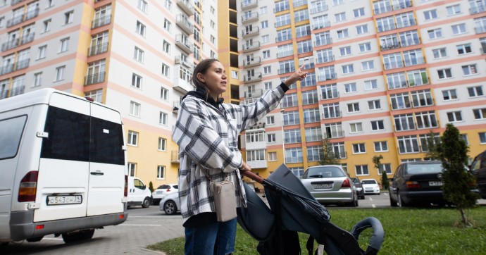 С продуктами, малышом и коляской на 9 этаж пешком: в многоэтажке в Калининграде две недели сломан лифт