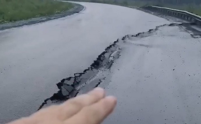 На участке автодороги Углегорск - Шахтёрск "поплыл" асфальт