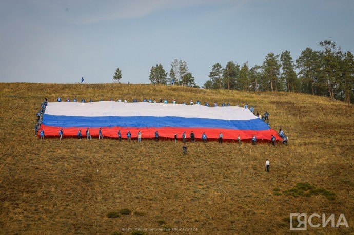 Самый большой триколор на Дальнем Востоке развернули в Якутске