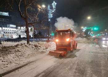 В Благовещенске дороги обработали противогололедным материалом