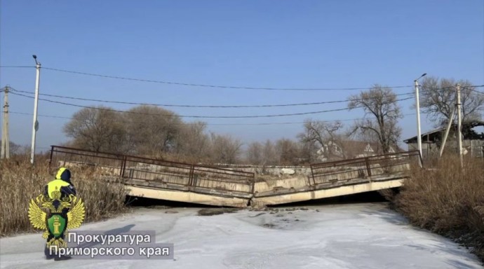 Сложился пополам. В Приморье рухнул мост