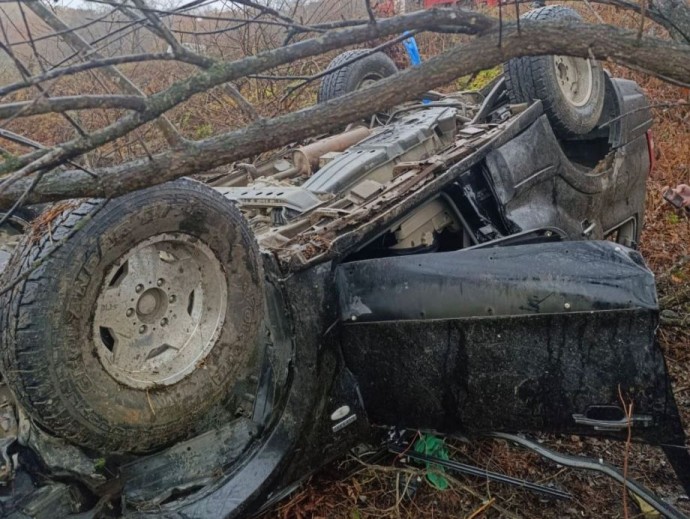 Автомобиль всмятку, никто не выжил. Непогода привела к жуткому ДТП в Приморье