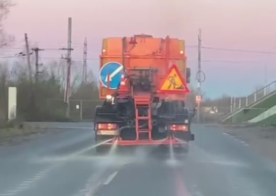 В Великом Новгороде начали обрабатывать дороги от гололёда