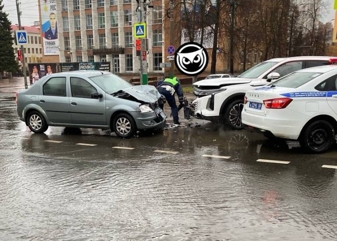 На улице Кирова в Пензе в страшном ДТП изуродовало две машины. ФОТО