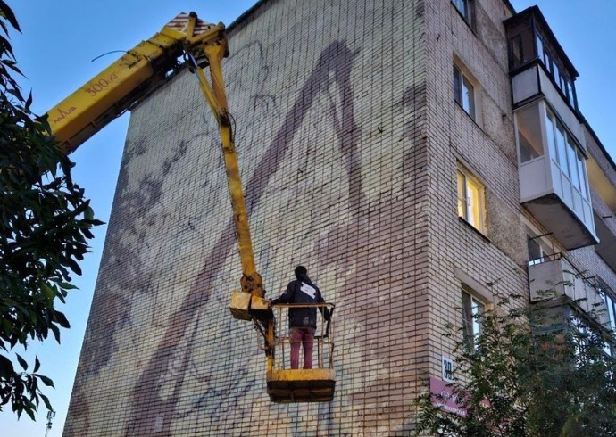 В Боровичах художник из Москвы работает над новым муралом