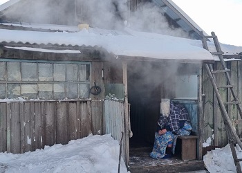 В Амурской области огнеборцы спасли из пожара женщину