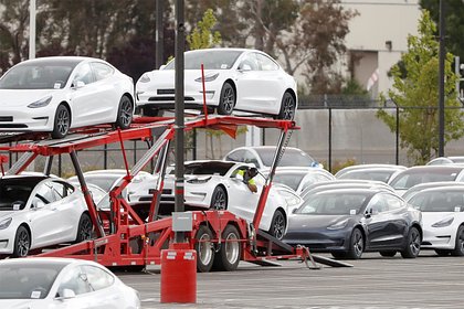 Акционеры Tesla потребовали выпустить дешевый электрокар