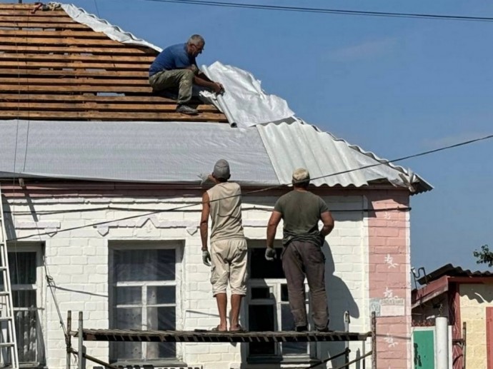 В Ракитянском районе продолжают восстанавливать повреждённое при обстрелах жильё