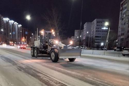 В Благовещенске очищают дороги от снежного наката и наледи