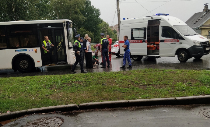 В Великом Новгороде автобус сбил женщину на пешеходном переходе