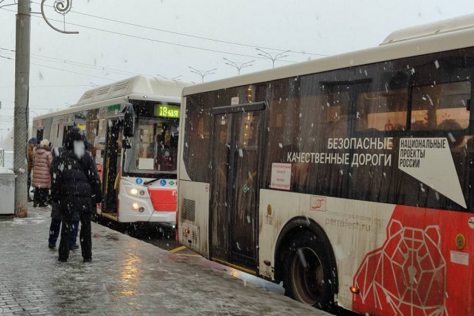 В Перми пассажирский автобус врезался в ограждение