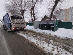 Мусоровозы не могут подъехать к бакам из-за снега и стоящих машин