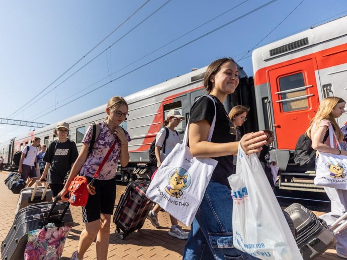 300 белгородских школьников отправились в лагерь «Артек»