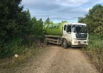 Жители амурского села обвинили водителя вакуумной машины в нелегальном сливе отходов