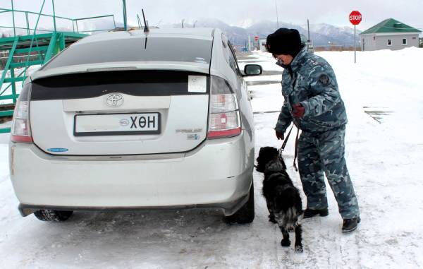 Через границу в Бурятии пытаются незаконно провезти культурные ценности и валюту