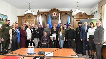 Жителей ЛНР наградили знаками "Народный фронт. Все для Победы!"