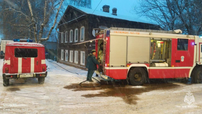 Новгородские пожарные ликвидировали последствия неосторожного обращения с огнём