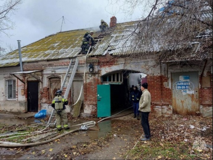 Жилой дом загорелся в Астрахани. Есть пострадавшая 