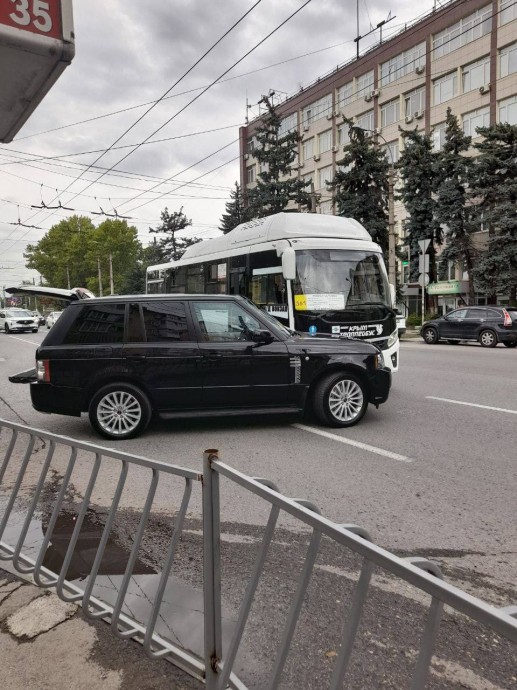 В Симферополе столкнулись автобус и внедорожник