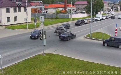 "Манёвр не удался": в Южно-Сахалинске водитель “Нивы” поторопился и устроил ДТП