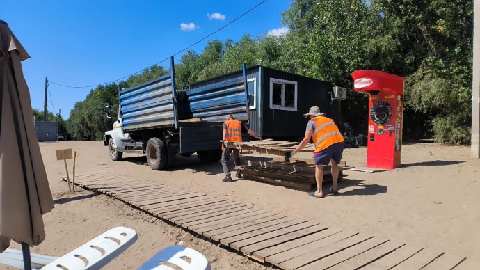 «Чистый город» извинился за разрушенный грузовиком настил на пляже в Астрахани