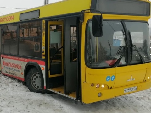 В Саранске МАЗ занесло, и он сбил женщину на остановочном кармане