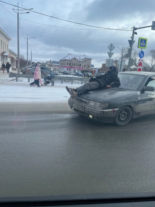 В Переславле накажут водителя за катание пассажира на капоте