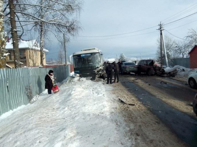 В деревне Гостилицы случилось ДТП с участием рейсового автобуса и двух легковых автомобилей