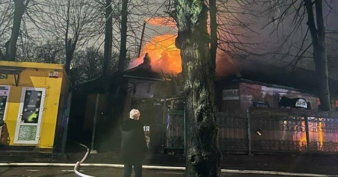 На Чайковского в Калининграде загорелась баня, рядом стоит машина реанимации