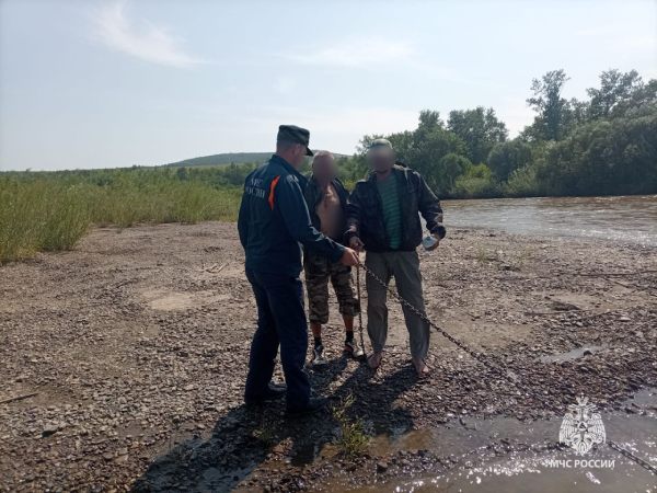 В Забайкалье перевернулась лодка с двумя рыбаками