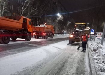 В Благовещенске дороги подсыпают противогололедным материалом