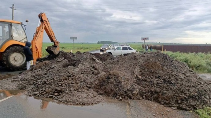 Под Магнитогорском из-за ливня перекопали дорогу