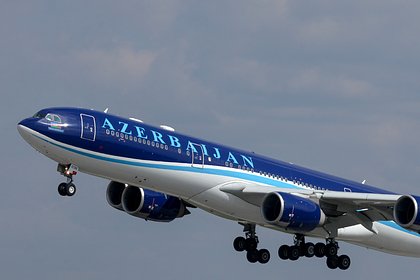 Летевший в Россию самолет AZAL вернулся в Азербайджан