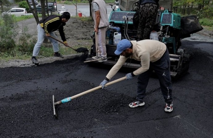 В нескольких районах Владивостока уложили новый асфальт