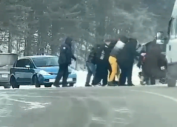 В Приамурье автомобилисты поставили на колеса попавшую в беду машину