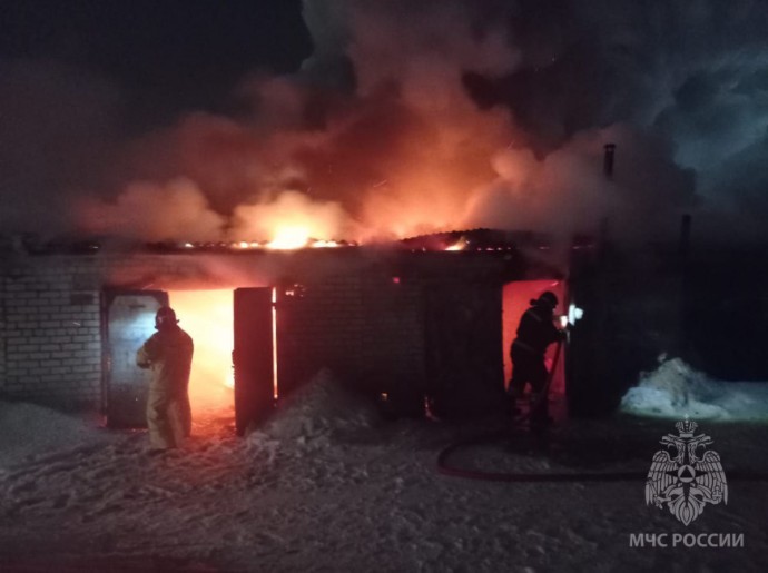 В Вятскополянском районе произошел пожар в гаражном кооперативе