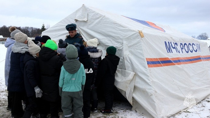 Около 200 тульских школьников провели день безопасно вместе с сотрудниками МЧС