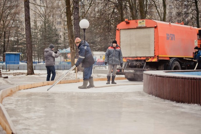 В Юбилейном парке в Ярославле подготовили каток