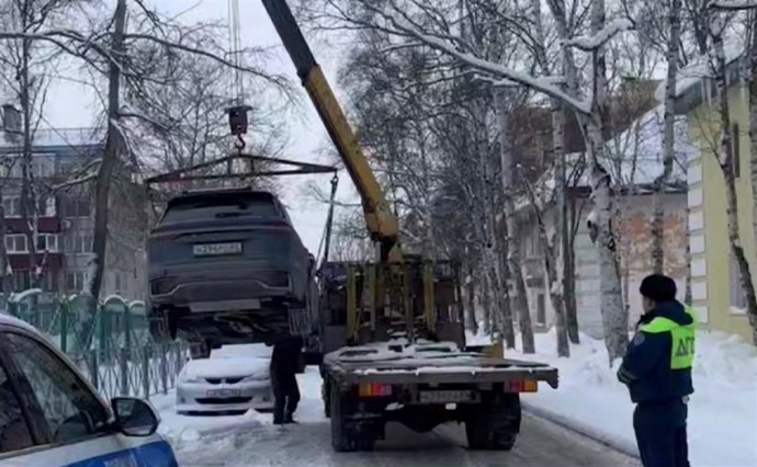 В Южно-Сахалинске на спецстоянку эвакуировали автомобили, припаркованные с нарушениями