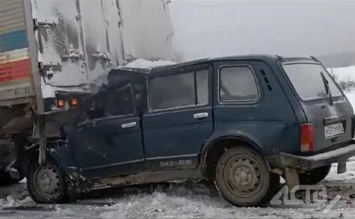 Мужчину зажало: отечественный внедорожник залетел под большегруз в Тымовском районе