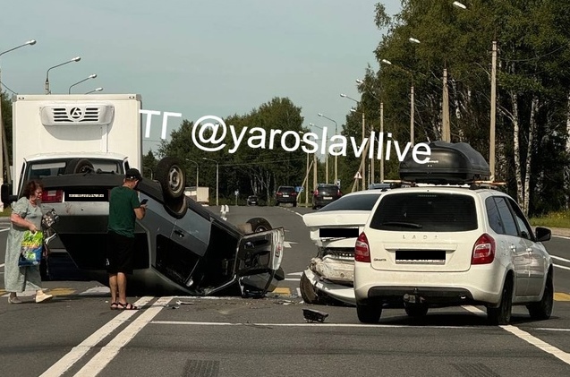 В результате ДТП под Ярославлем легковушка перевернулась на крышу