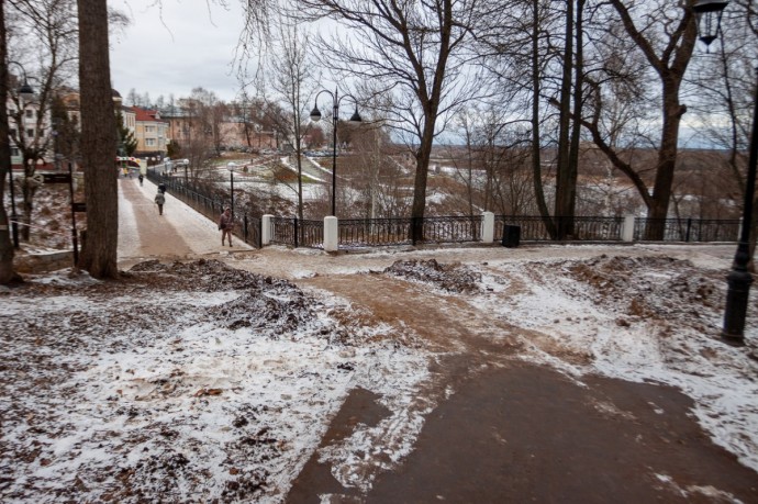 В Александровском саду сняли брусчатку и оставили грязь