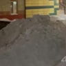 В Южно-Сахалинске во время расчистки снег с одного двора сгребли в другой: жильцы спорят