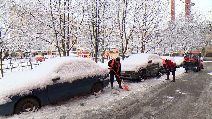 Семь тысяч дворников и 745 единиц уборочной техники расчищают снег в петербургских дворах